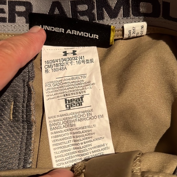 Boys Under Armour Golf Shorts. Like new condition, barely used  Boys Size 16 - Picture 4 of 7